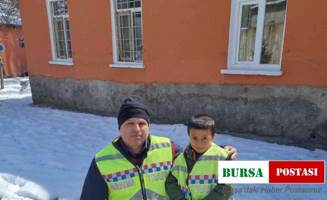 Jandarma ekipleri çocukların yüzünü güldürdü