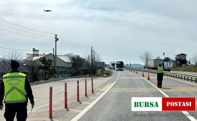 Jandarma ekipleri dron ile yolcu taşıyan araçları denetledi