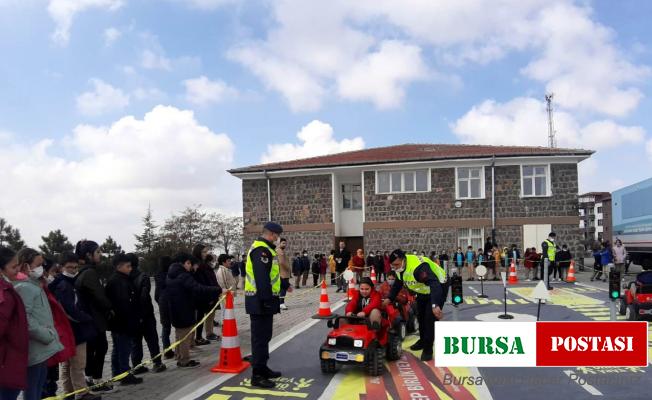 Jandarmadan ortaokul öğrencilerine uygulamalı trafik eğitimi