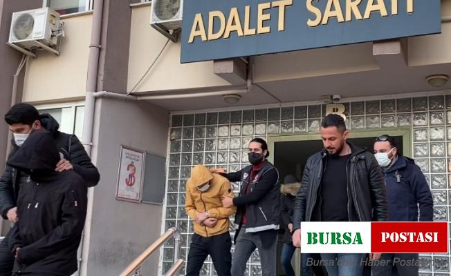 Kaçarken polis otosuna çarpan zehir tacirleri tutuklandı