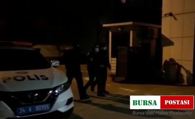 Kadıköy’de aracın üstüne çıkıp taksiciye uçan tekme atan şahıs yakalandı