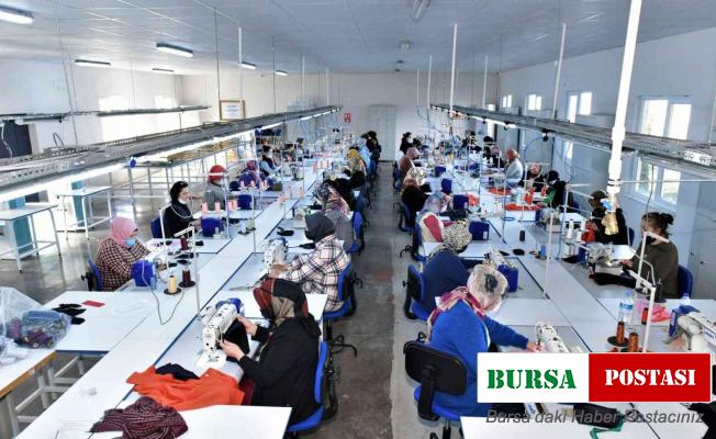 Kadınlar bu merkezde tekstilin inceliklerini öğreniyorlar