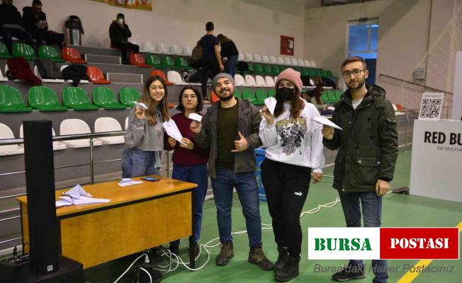 Kağıt uçakların pilotları yarıştı