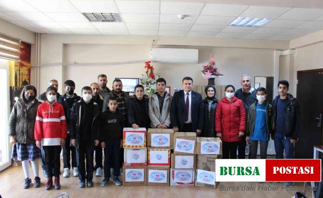 Kahta kırsalındaki 700 ortaokul öğrencisine kitap dağıtıldı