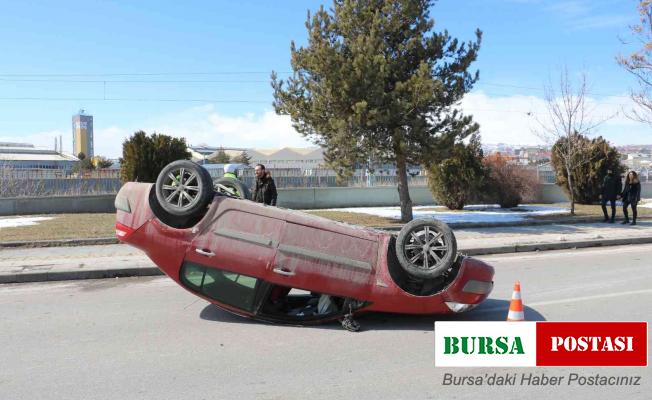 Kaldırıma çarpıp takla attı,2 kişi yaralandı