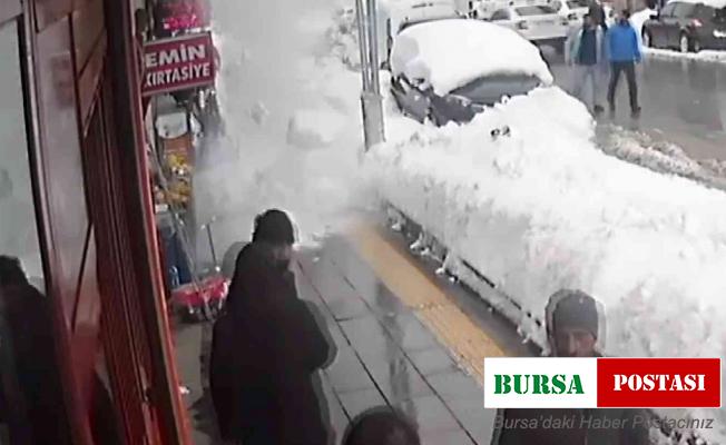 Kaldırıma düşen kar kütlesinden saniyelerle kurtuldular