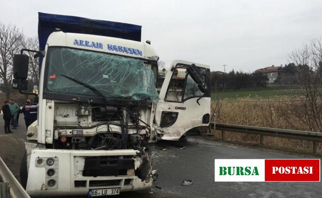 Kamyonlar kafa kafaya çarpıştı: 2 yaralı