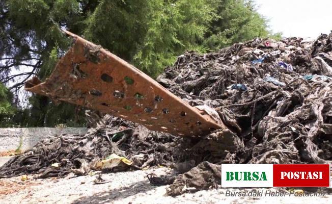 Kanalizasyondan çamaşır, şişe, teneke çıktı