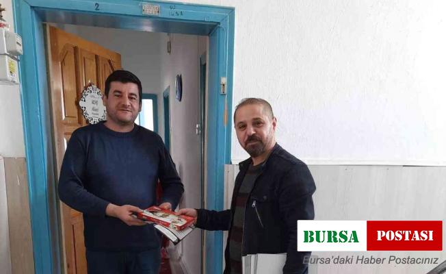 Kapı kapı gezip imsakiye ve lokum dağıttı