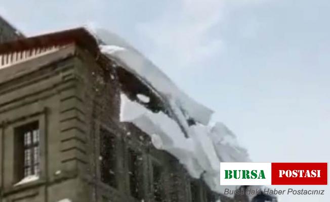 Kar kütlesi demir korkulukları yerinden söktü