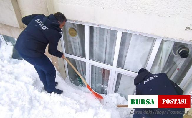 Kar kütlesinin penceresini kırdığı ailenin yardımına AFAD ekipleri yetişti