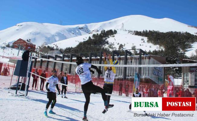 Kar üstünde voleybol nefesleri kesiyor