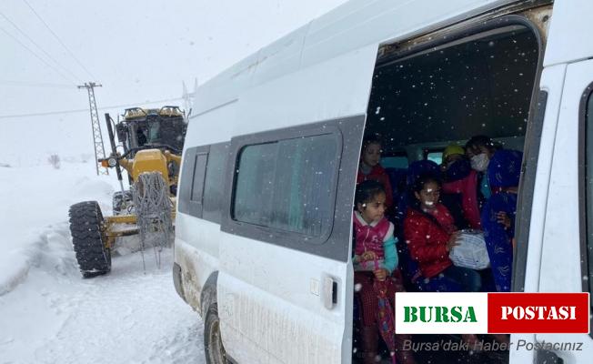 Kara saplanan öğrenci servisi kurtarıldı