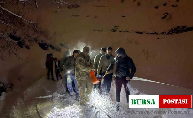 Kardan kapanan yolu aşarak hamile kadını hastaneye yetiştirdiler