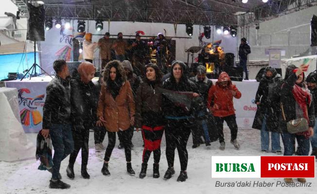 Karlı havada festival coşkusu