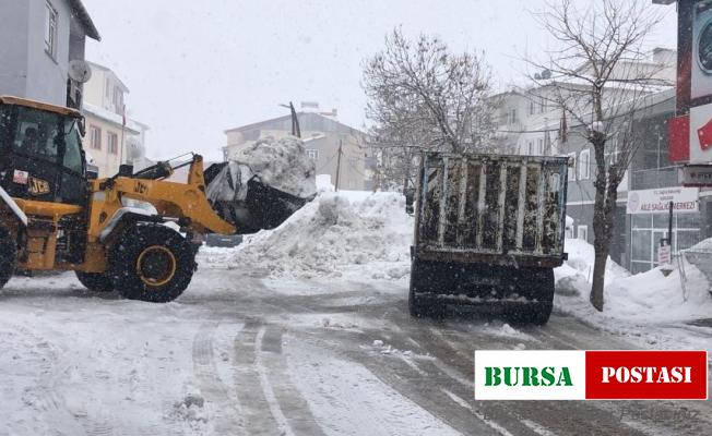 Karlıova’da kar, kamyonlarla taşınmaya devam ediyor