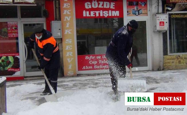 Kars’ta kaldırımların karı temizleniyor