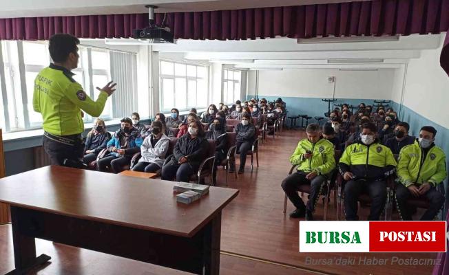 Kars’ta lise öğrencilerine trafik kuralları anlatıldı