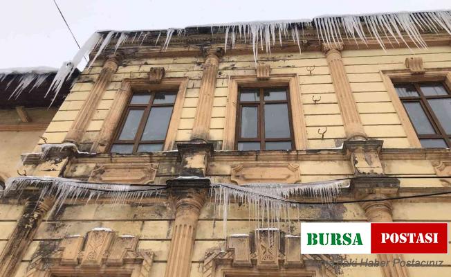 Kars’ta tarihi binadaki buz sarkıtları tehlike saçıyor