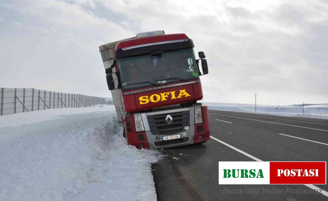 Kars’ta tır yoldan çıktı