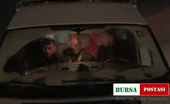 Kars’ta yolda mahsur kalan 15 kişi donmaktan son anda kurtarıldı