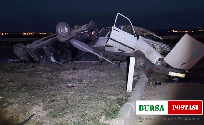 Kavşakta çarpışan iki otomobil hurdaya döndü: 4 yaralı