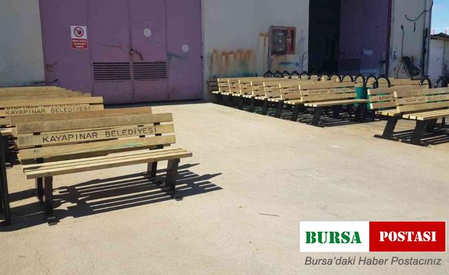 Kayapınar Belediyesinden okullara bank ve çöp kovası desteği