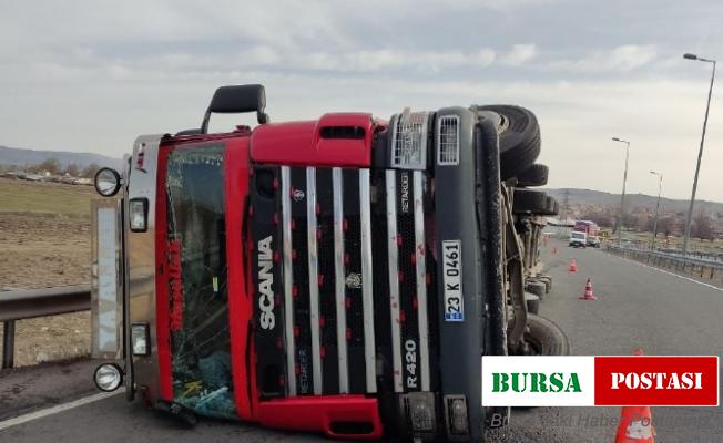 Kayseri’de virajı alamayan tır devrildi