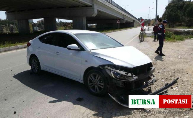 Kaza yaptığı otomobilden kendini dışarı zor attı