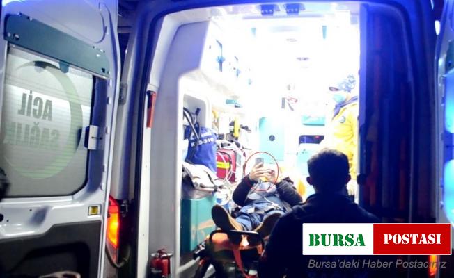 Kazada yaralanan sürücü telefonunu elinden bırakmadı