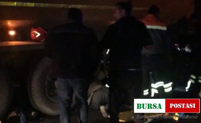 Kazaya müdahale eden polis memuru kamyonun altında kaldı