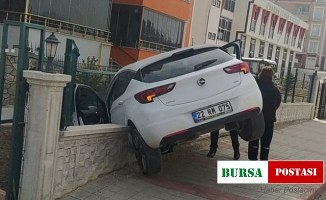 Kontrolden çıkan otomobil bahçe duvarına çarptı