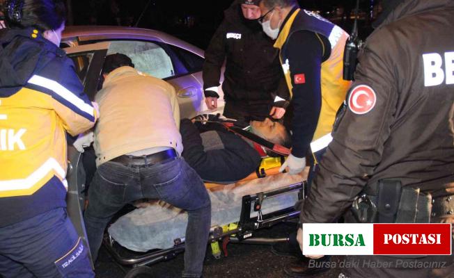 Kontrolden çıkan otomobil bariyerlere çarptı