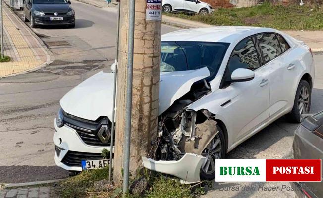 Kontrolden çıkan otomobil direğe girdi, sürücü yara almadan kurtuldu