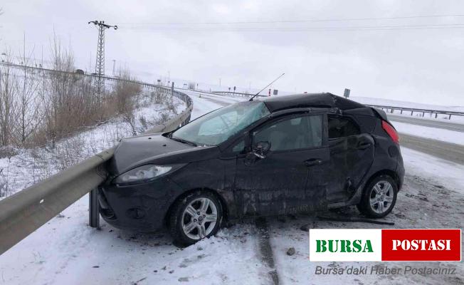 Kontrolden çıkan otomobil tıra arkadan çarptı: 2 yaralı