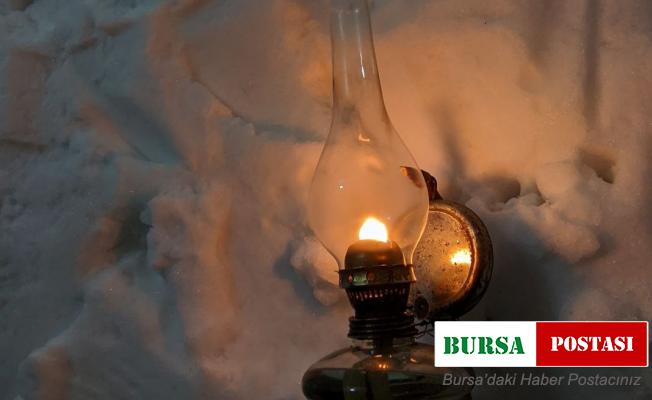 Köyde iglo ev yaptılar, içinde gaz lambası ışığında çay demlediler