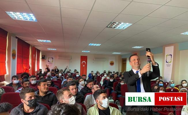 Kozan’da üniversiteli gençlere ücretsiz sinema