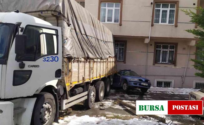 Küçükçekmece’de feci kaza kamerada: Freni boşalan kamyon sürüklediği otomobille birlikte binaya çarptı