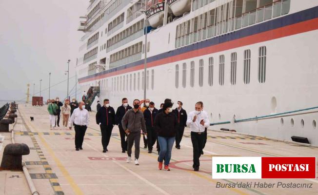 Kuşadası’na gemi ile 145 yolcu geldi