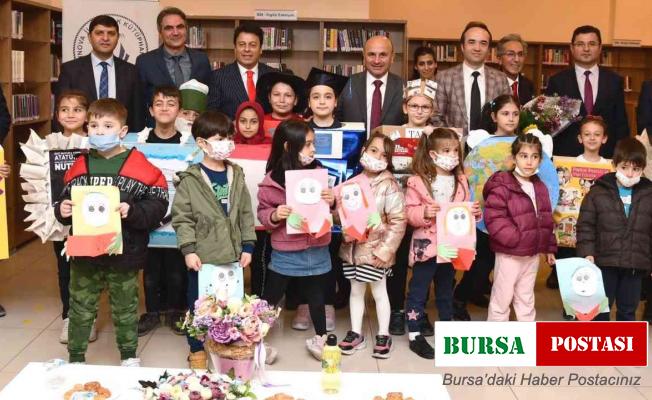 Kütüphanede coşkulu kutlama