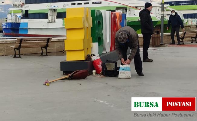 Laf atma tartışmasında sokak sanatçısının sazı kırıldı