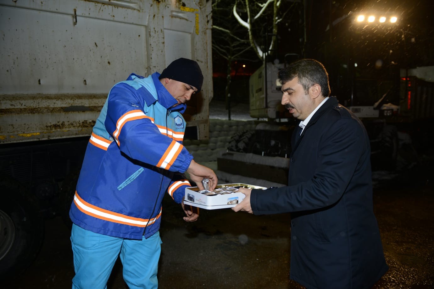 Oktay Yılmaz, kar mesaisi yapan takıma tatlı ikram etti