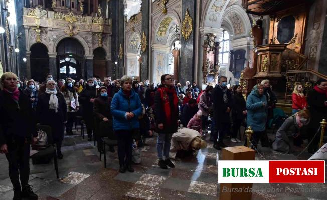 Lviv’de halk Rusya’nın saldırıları sonrası kiliseleri doldurdu