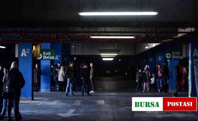 Lviv’de halk, sirenler sonrası AVM otoparkına sığındı