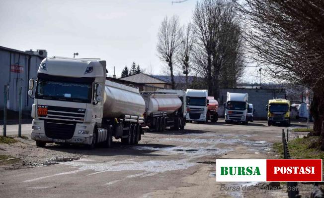 Lviv’de vurulan yakıt deposu boşaltılıyor