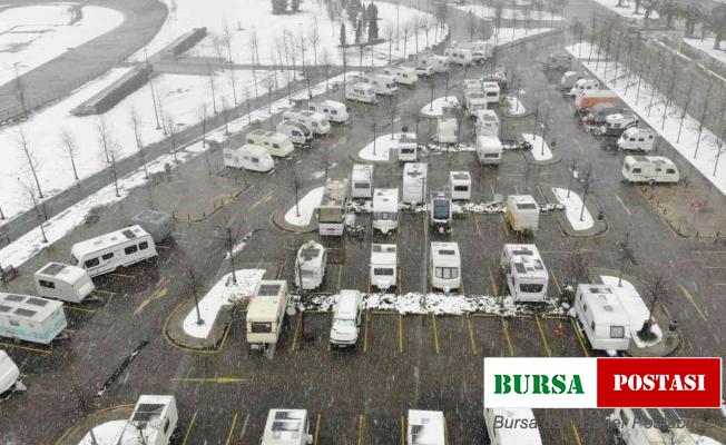 Maltepe sahilde kaldıkları karavanlarda karın keyfini çıkarıyorlar