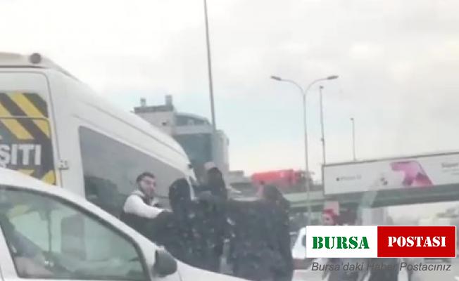 Maltepe’de yol verme kavgasında tekmeler yumruklar havada uçuştu