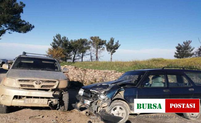 Manavgat’ta iki araba kafa kafaya çarpıştı: 1 yaralı