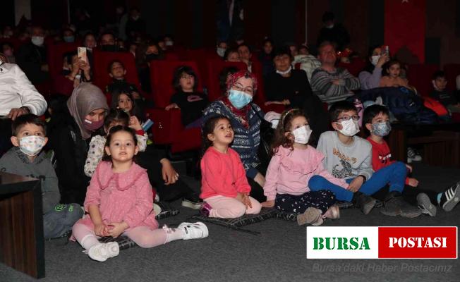 Merkezefendi Belediyesi Kent Tiyatrosu’nun sergilediği oyuna miniklerden yoğun ilgi