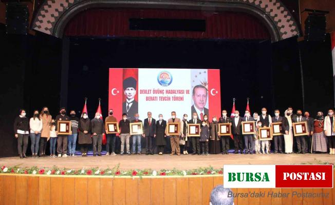 Mersin’de 3 şehit ailesi ile 8 gaziye ‘Devlet Övünç Madalyası’ verildi